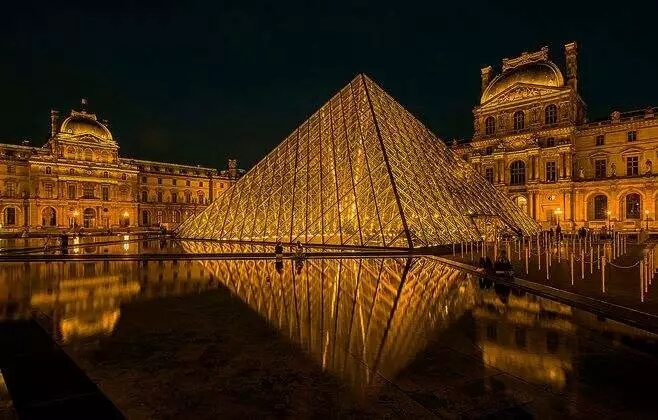 (Paris Louvre Pyramid)