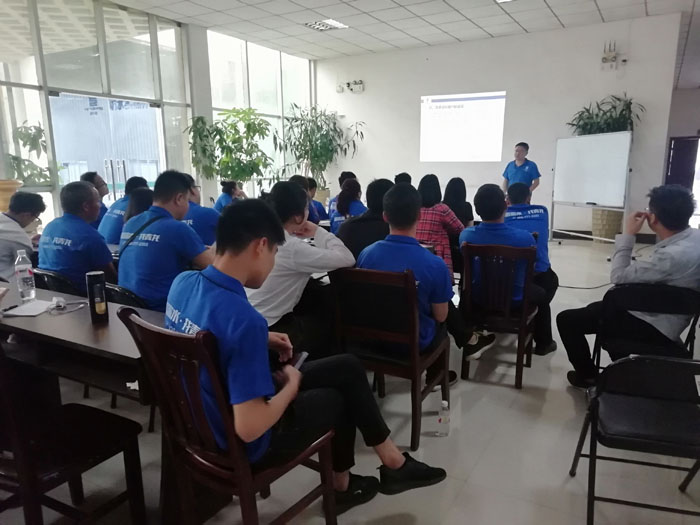 "Waterproof Skills Training" To Make Yourself Better!(图4) (Director of Marketing, Mr. He sharing his experience to everyone)