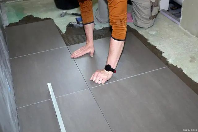 How to Lay Large-Format Tiles? Master These Tips to Become a Renovation Expert!