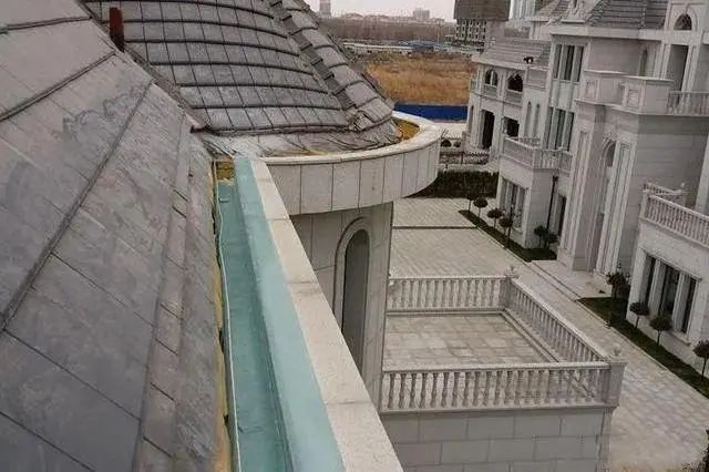 What to Do About Gutter Leaks? Two Solutions to Fix Leaks – One Will Surely Suit You!